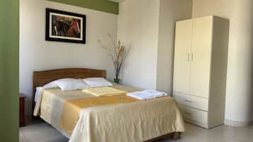 Basic Double Room, 1 Katil Ratu (Queen), Sauna | Peralatan tempat tidur hipoalergenik, meja, ruang kerja komputer riba
