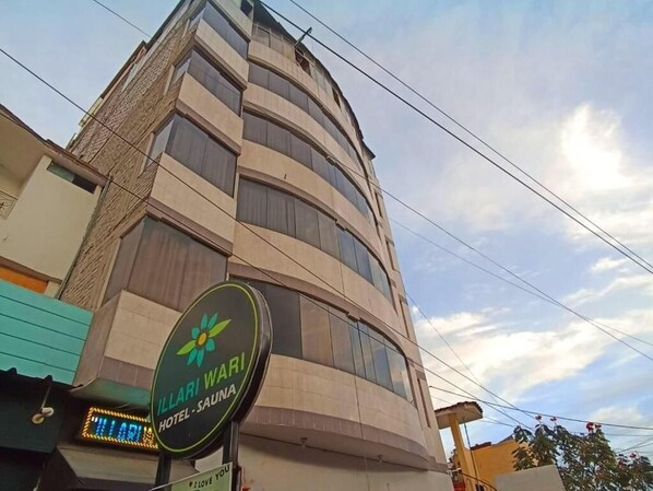 A hotel named "Illari Wari" with a sign indicating it offers a sauna. - Illari Wari I - Hotel Sauna (Ayacucho)