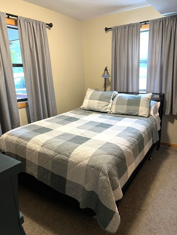 3 bedrooms, desk, iron/ironing board, free WiFi