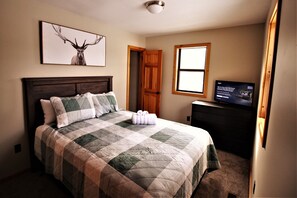 3 bedrooms, desk, iron/ironing board, free WiFi