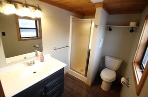 Dusj, hårføner, håndklær og såpe