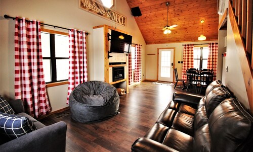 Fishing & Boating 3 Bed/2 Bath Cozy Cabin at Mark Twain Lake!