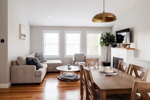 Smart-TV, Kamin, Arbeitsbereiche