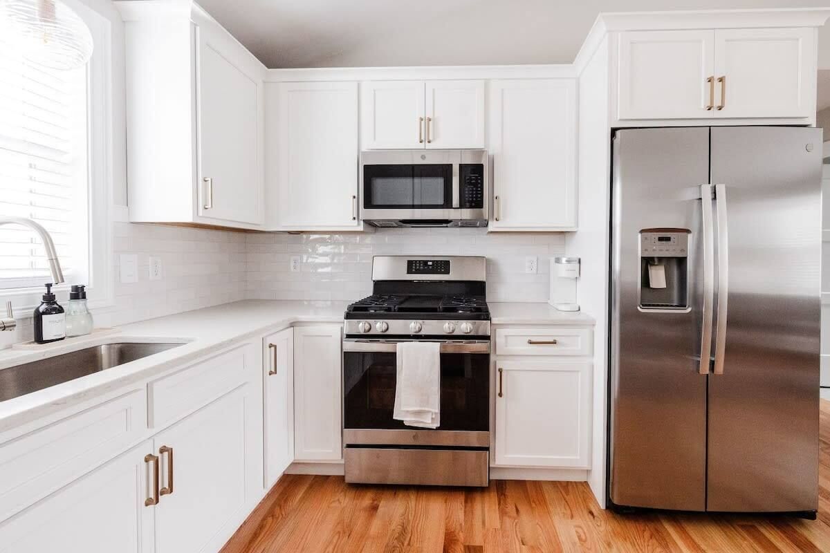 Køleskab, mikrobølgeovn, ovn, kogeplade