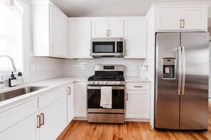 雪櫃、微波爐、焗爐、爐具