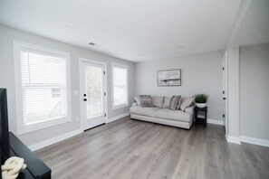 Televisie, een open haard en een kantoor