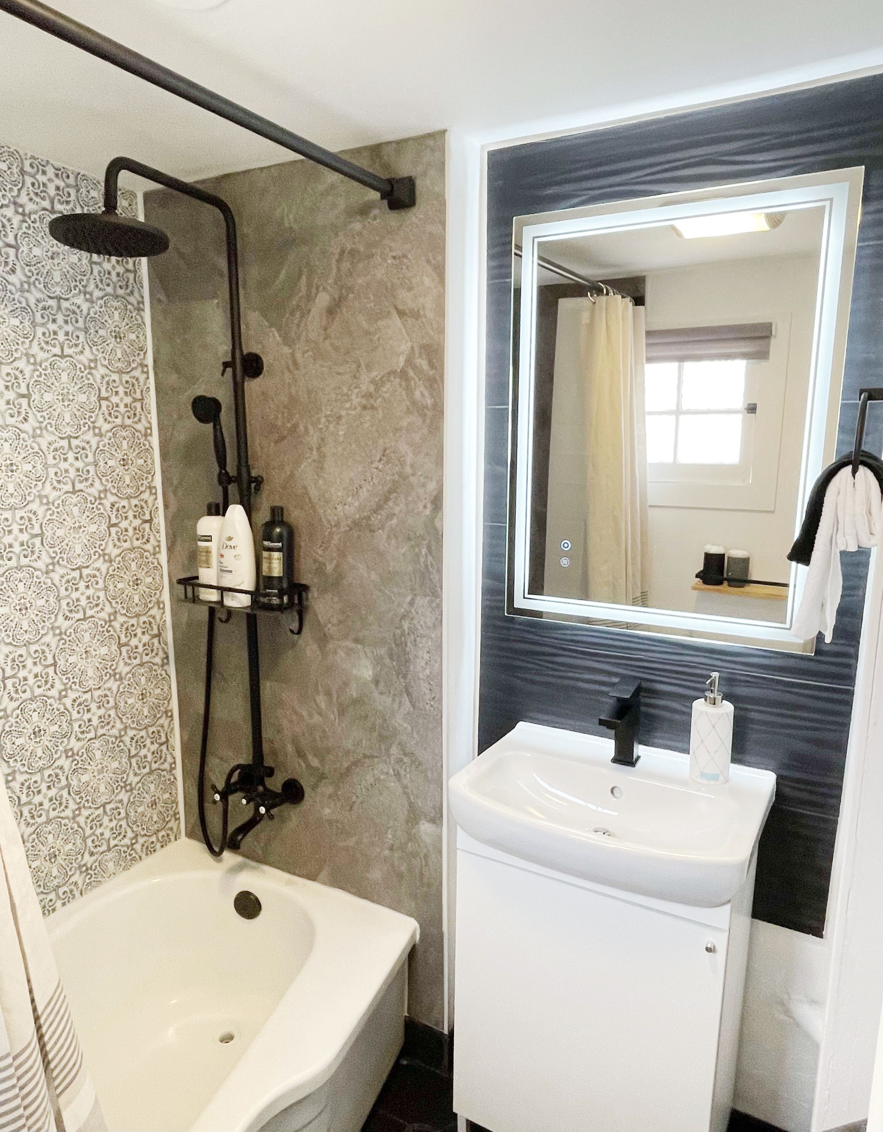 Hårtork, handdukar, tvål och schampo