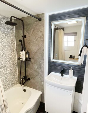 Een haardroger, handdoeken, zeep, shampoo