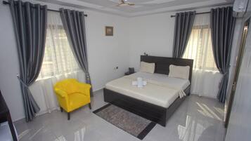 Bureau, espace de travail pour ordinateur portable, Wi-Fi gratuit