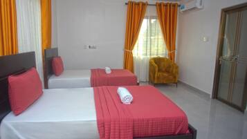 Escritorio, espacio para trabajar con laptop y wifi gratis