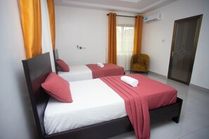 Desk, laptop workspace, soundproofing, free WiFi - Labev Hotel (Kumasi)