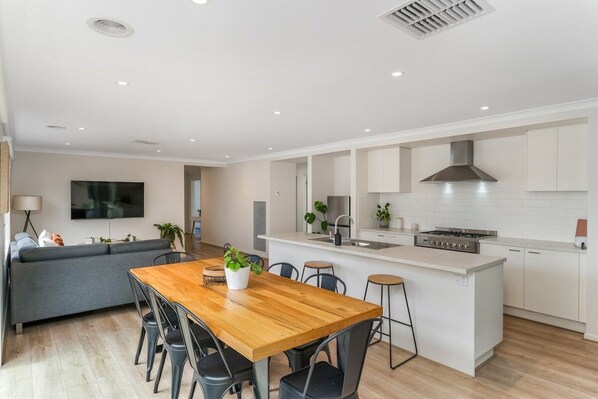 Dining - Living The Dream At Lyric Crt - spacious home in Ballarat for up to 8 guests! (Canadian)