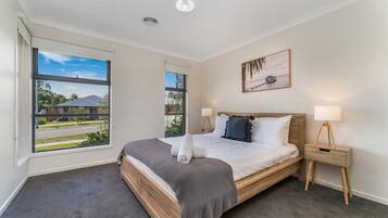 4 habitaciones, tabla de planchar con plancha, wifi y ropa de cama