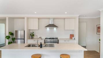 Refrigerador, microondas, horno y parrilla de estufa