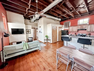 Sleepover: Upscale 2BD/1BA Condo Downtown Springfield