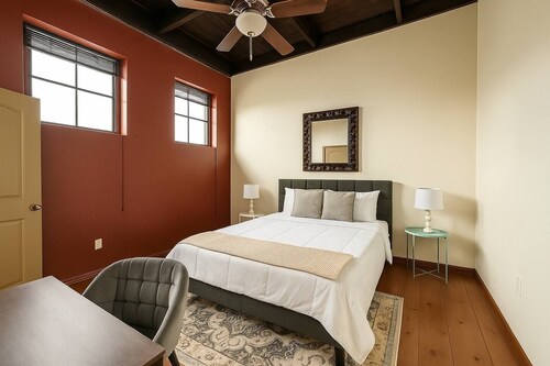 Sleepover | Upscale 2BD/1BA - Downtown Springfield