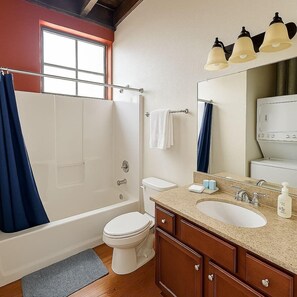 Haartrockner, Handtücher, Seife, Shampoo