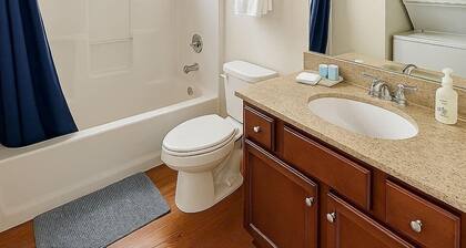 Sleepover | Upscale 2BD/1BA - Downtown Springfield