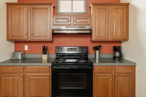 Réfrigérateur, un four, surface de cuisson, lave-vaisselle