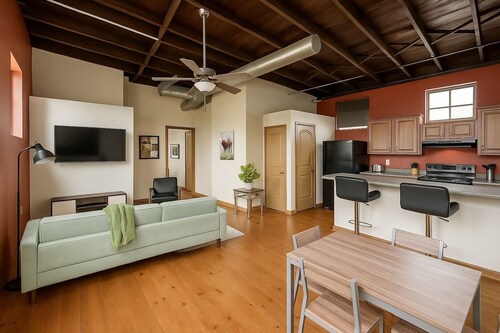 Sleepover | Upscale 2BD/1BA - Downtown Springfield