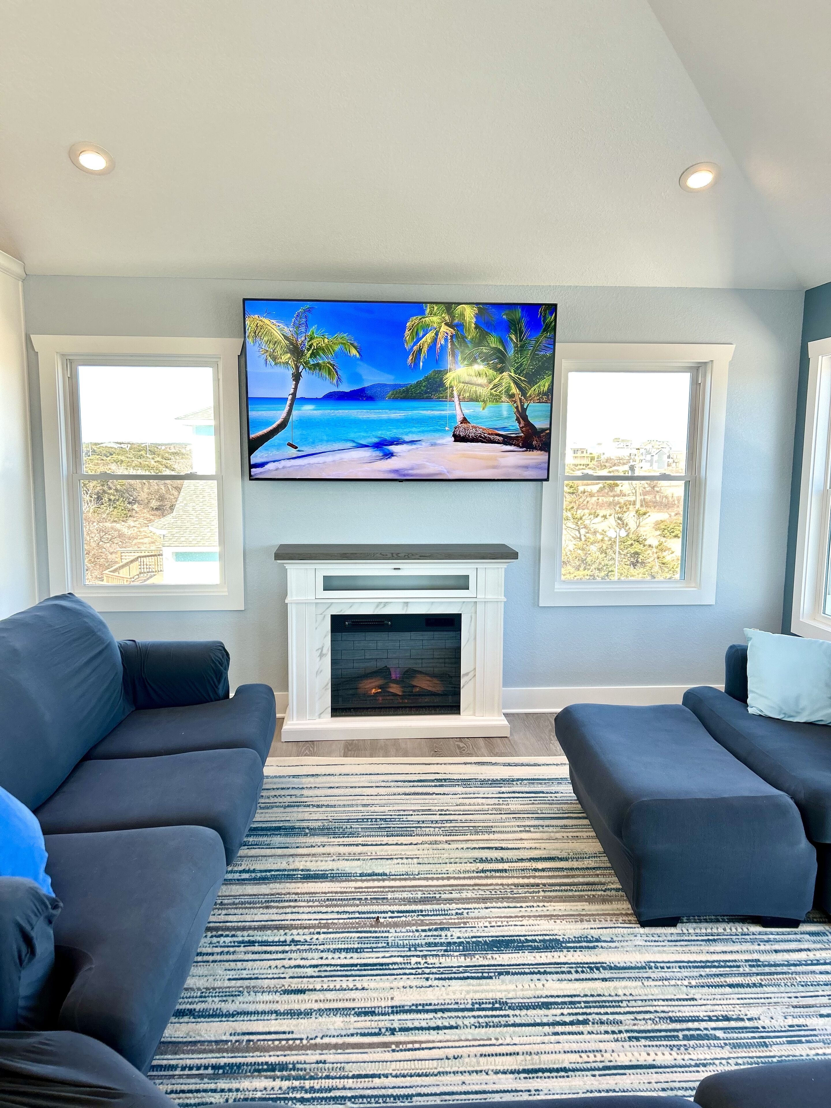 Een smart-tv, een open haard en videogames