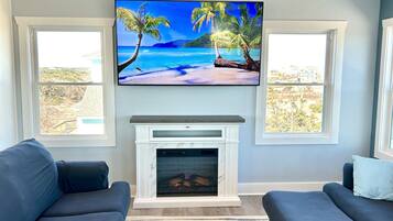 Een smart-tv, een open haard en videogames