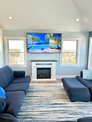 Smart TV, fireplace, video games - STEPS FROM THE WATER! BEAUTIFUL NEW HOME IN THE HEART OF 4x4 WILD HORSE CAROVA (Corolla)