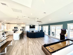 Smart TV, fireplace, video games - STEPS FROM THE WATER! BEAUTIFUL NEW HOME IN THE HEART OF 4x4 WILD HORSE CAROVA (Corolla)
