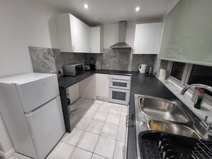 Fridge, microwave, oven, stovetop - Charming 2-Bed Apartment in Grays (Grays)