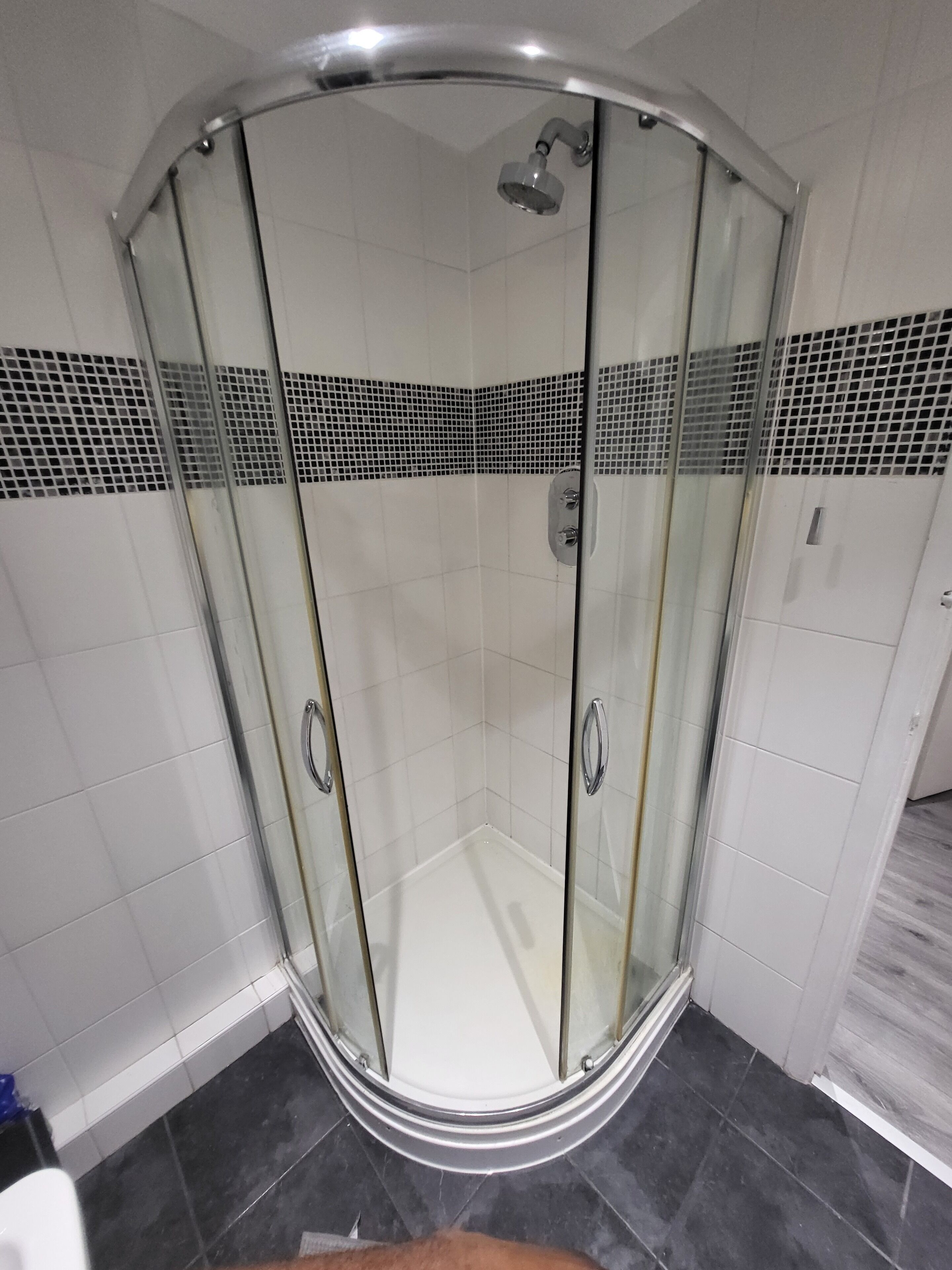 Douche, sèche-cheveux, serviettes fournies