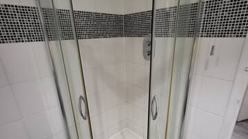 Douche, sèche-cheveux, serviettes fournies