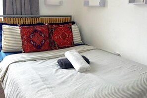 1 bedroom, iron/ironing board, WiFi, bed sheets - Apartment - Sleeps 2 - Parking - Station Close (Romford)
