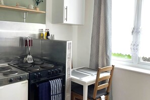 Køleskab, mikrobølgeovn, ovn, kogeplade