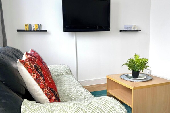 TV - Apartment - Sleeps 2 - Parking - Station Close (Romford)