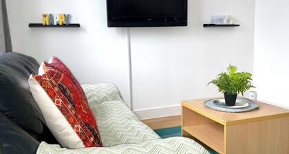 Apartment - Sleeps 2 - Parking - Station Close