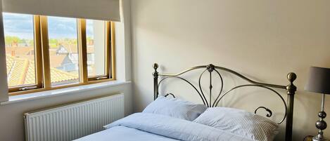 1 habitación, tabla de planchar con plancha, wifi y ropa de cama