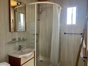 Douche, séchoir à cheveux, serviettes fournies, papier de toilette