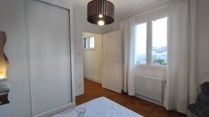 5 bedrooms, iron/ironing board, free WiFi, bed sheets