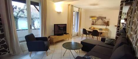 Smart TV, fireplace, books, stereo