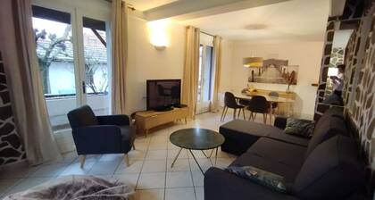 Charmante Maison Avec Jardinet Offrant de 4 à 6 Lits à 10 Minutes de Lyon Centre