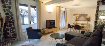 Charmante Maison Avec Jardinet Offrant de 4 à 6 Lits à 10 Minutes de Lyon Centre