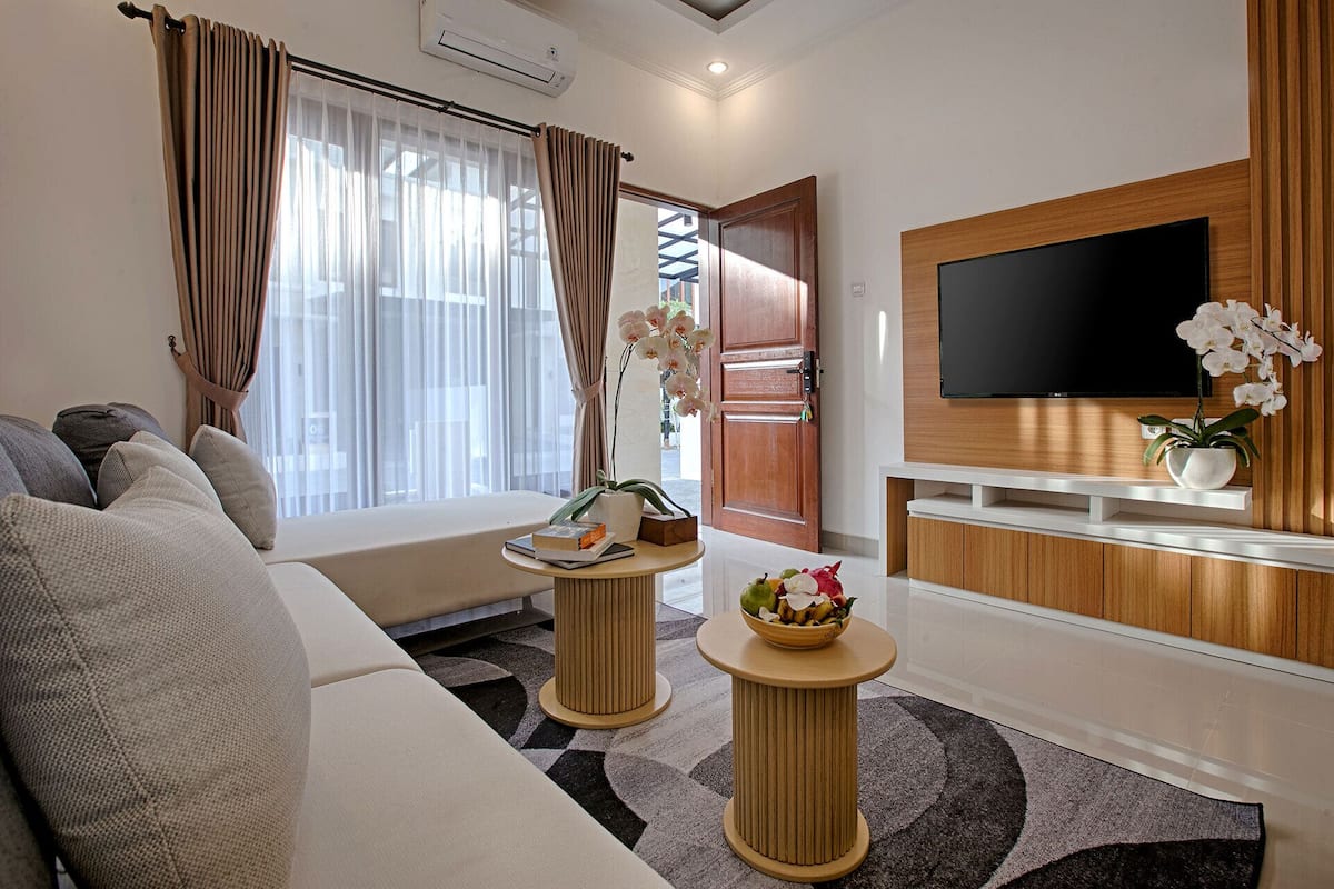 PREMIUM One-Bedroom Private Pool Suite | Living area
