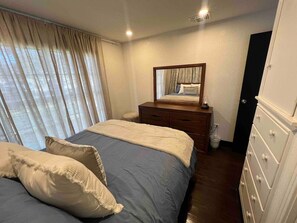 4 bedrooms, desk, iron/ironing board, WiFi