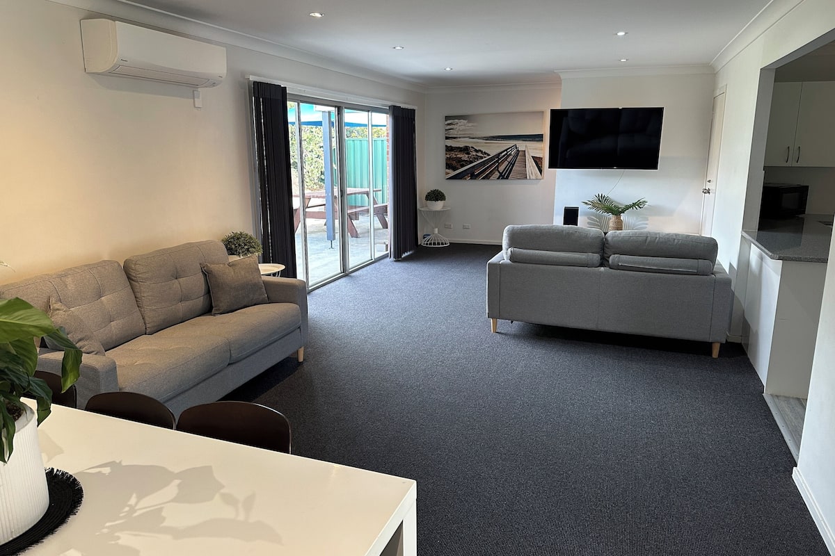 Familie suite | 1 slaapkamer, individueel gemeubileerd, een bureau