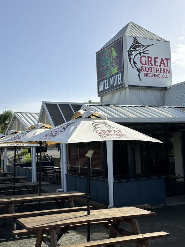 A Great Northern Hotel Motel with outdoor seating and a sign advertising the Great Northern Brewing Co. - The Oaks Hotel Motel (Albion Park Rail)