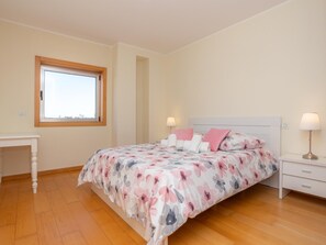 3 quartos, ferros/tábuas de passar roupa, acesso à internet