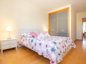 3 habitaciones, tabla de planchar con plancha, internet y ropa de cama 