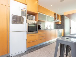 Geladeira, micro-ondas, fogão, cafeteira/chaleira