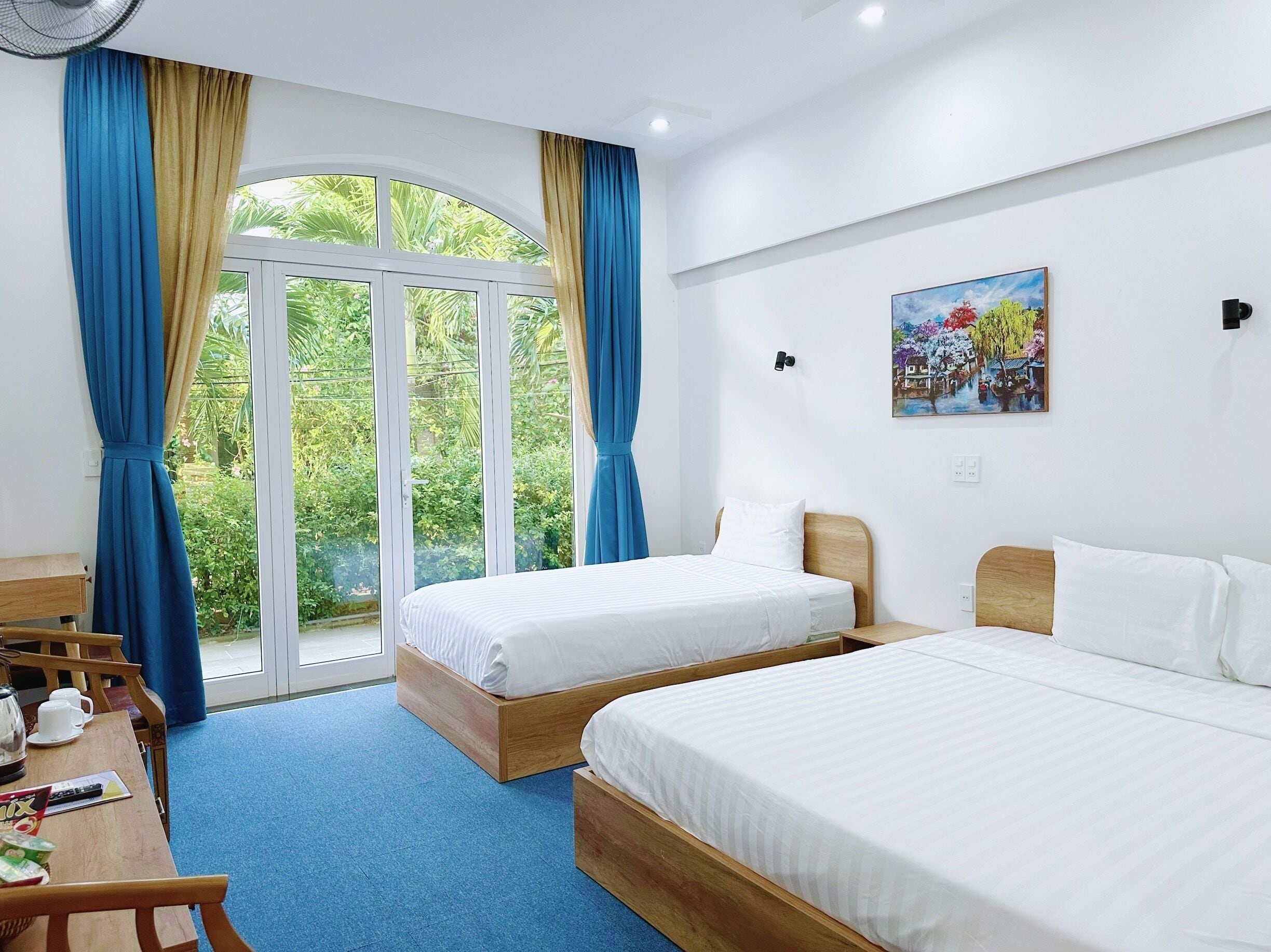 高級三人房 | 防敏寢具、書桌、隔音、免費 Wi-Fi