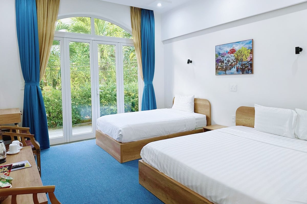 高級三人房 | 低過敏寢具、書桌、隔音、免費無線上網